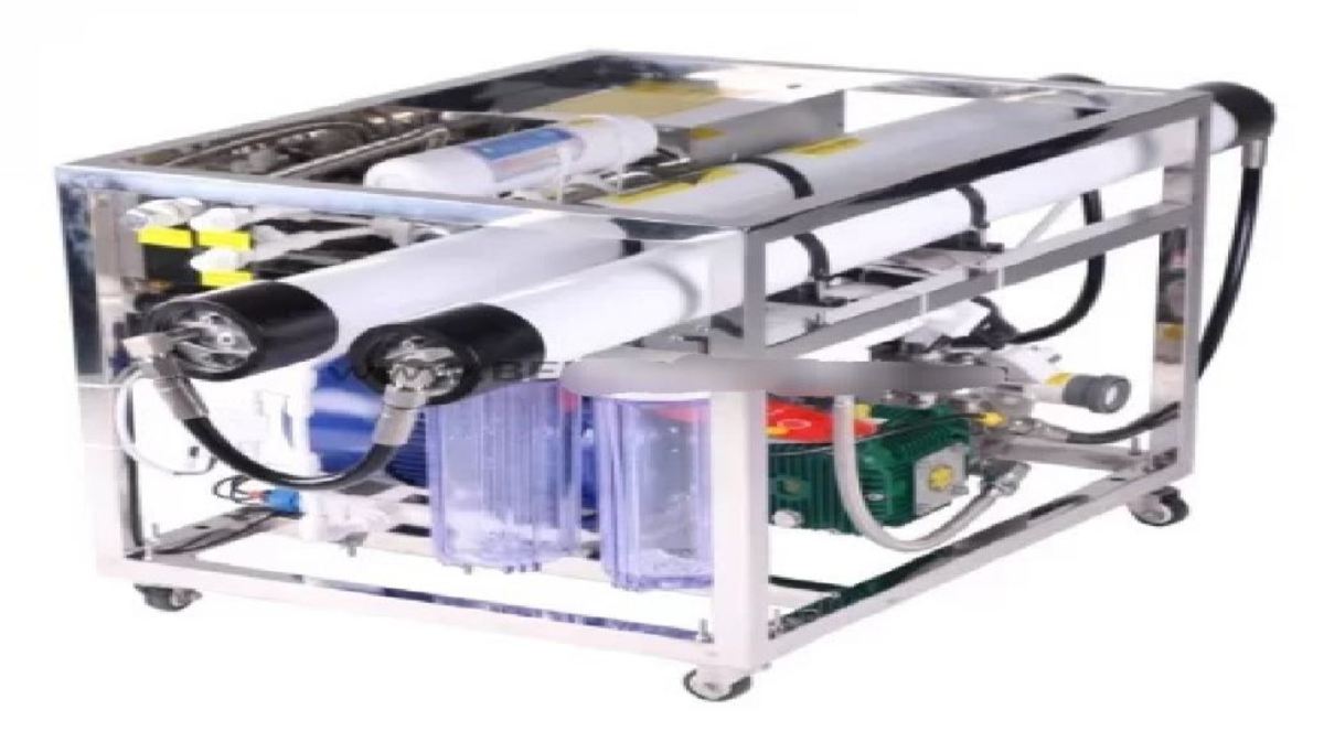 طراحی و ساخت دستگاه آب شیرین‌کن قابل حمل