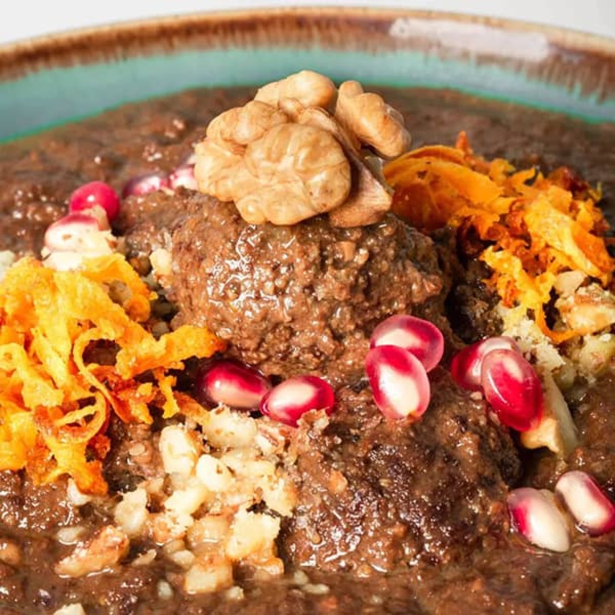 دستور پخت خورشت جاافتاده و محشر فسنجان با با گوشت قلقلی برای ناهار