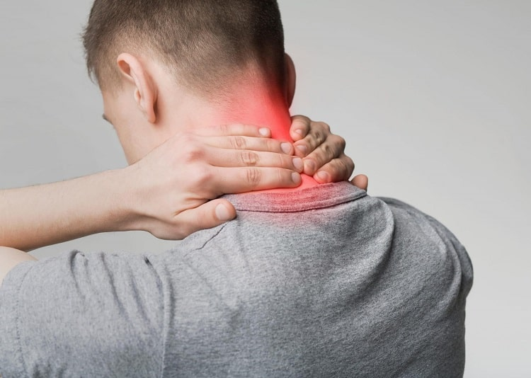 چرا دچار گردن درد می‌شویم؟ +راهکار برای درمان