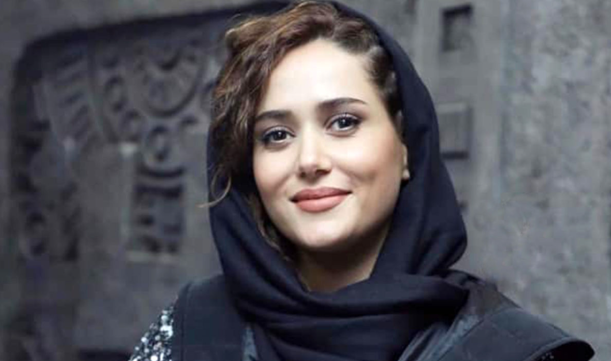 عکس منتشر شده از خانم بایگر با ژست طنازانه و استایل جذاب در یک مکان خاص!