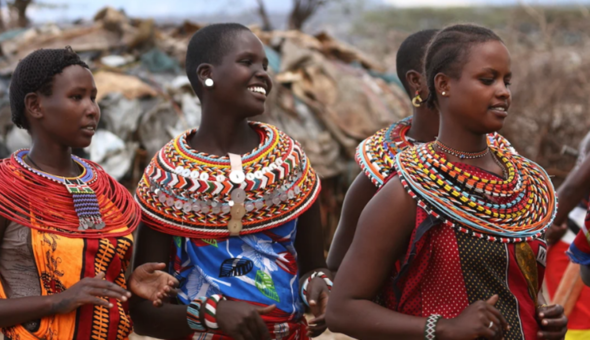 از سلام دادن با آب دهان تا برگزاری جلسات کاری در سونا؛ عجیب‌ترین آداب و رسوم کشور‌های مختلف را بخوانید