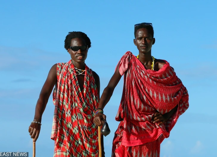 از سلام دادن با آب دهان تا برگزاری جلسات کاری در سونا؛ عجیب‌ترین آداب و رسوم کشور‌های مختلف را بخوانید