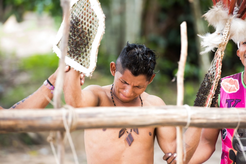 از سلام دادن با آب دهان تا برگزاری جلسات کاری در سونا؛ عجیب‌ترین آداب و رسوم کشور‌های مختلف را بخوانید