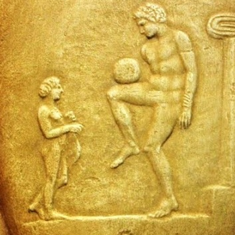 تصاویری از فوتبال بازی کردن یونانیان باستان در ۲۴۰۰ سال پیش