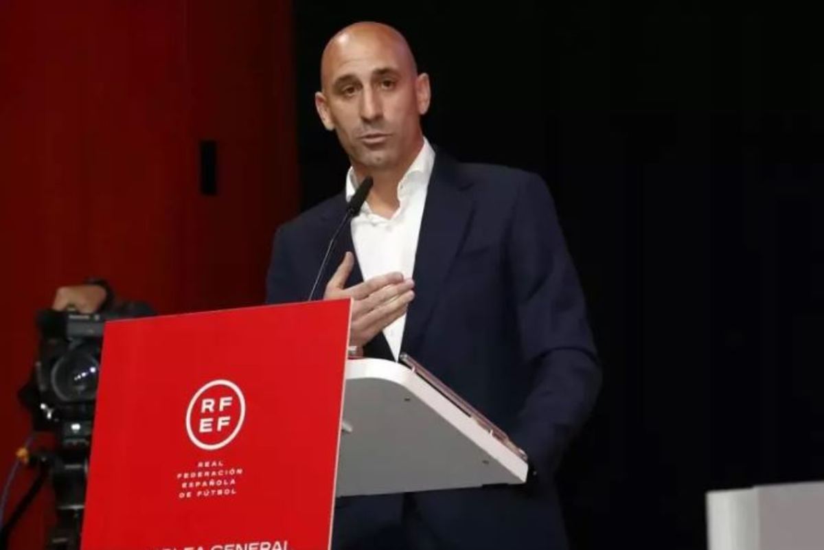 بوسه جنجالی باالاخره به استعفا منجر شد