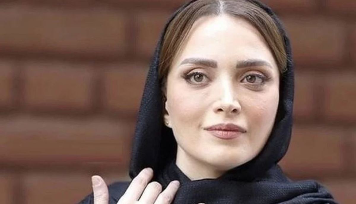 بهنوش طباطبایی با این دسته گل زیبا در کنارش شایعه‌ساز شد + عکس