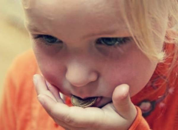 ۴ دلیل برای قرار دادن اشیا در دهان کودکان