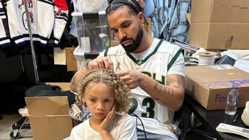 عکس/ وقتی رپر مشهور مو‌های پسرش را می‌بافد!
