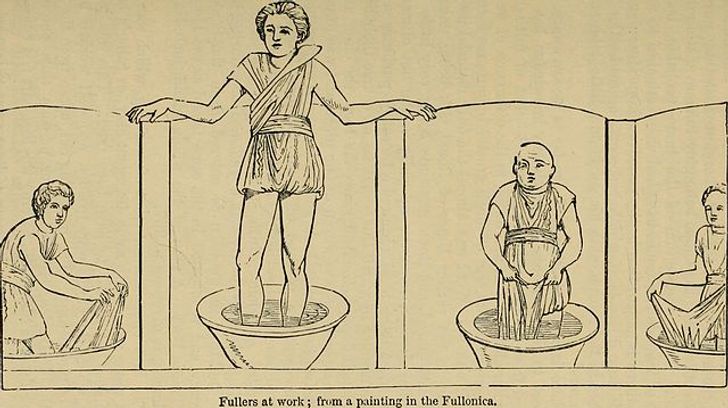 از لباس شستن با ادرار تا استفاده از مومیایی به عنوان دارو؛ کار‌های عجیب غریبی که در گذشته انجام می‌شد