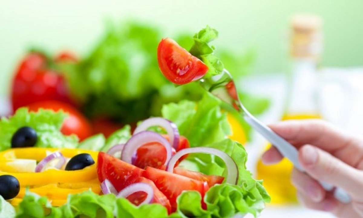 خوردن سالاد همراه غذا چه عواقبی در پی دارد؟