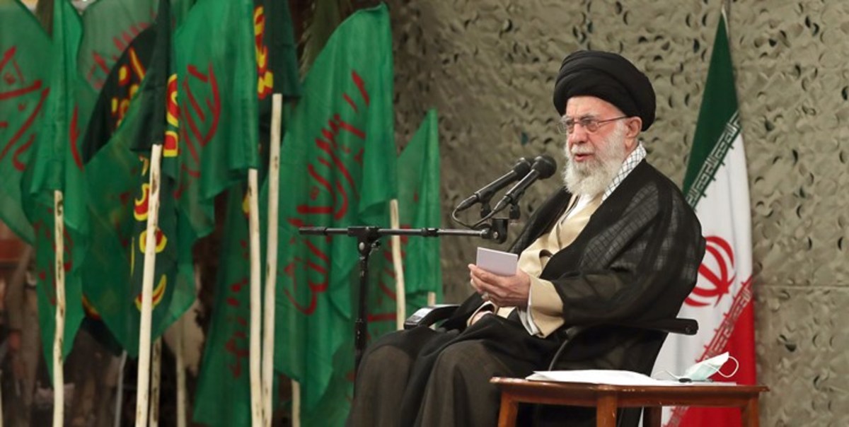 رهبر انقلاب: دفاع مقدس نشان داد جوانان می‌توانند همه مشکلات را حل کنند