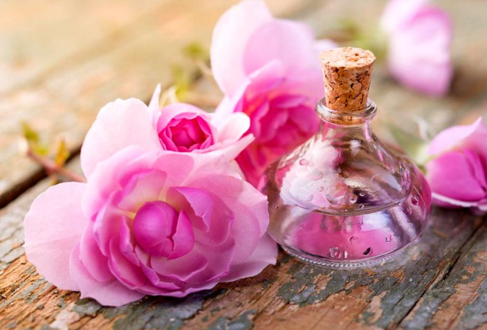 فواید عجیب گلاب؛ از تقویت حافظه و رفع سردرد تا رفع مشکلات گوارشی