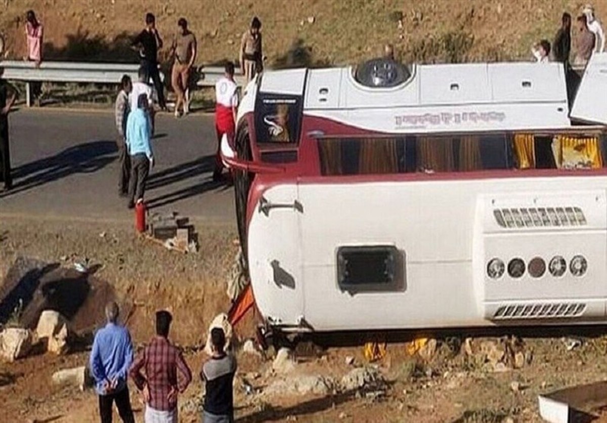 واژگونی اتوبوس زائران اربعین در ۷۰ کیلومتری مرز ایران و عراق/ ۴ زائر کشته و ۱۶ نفر دیگر مصدوم شدند