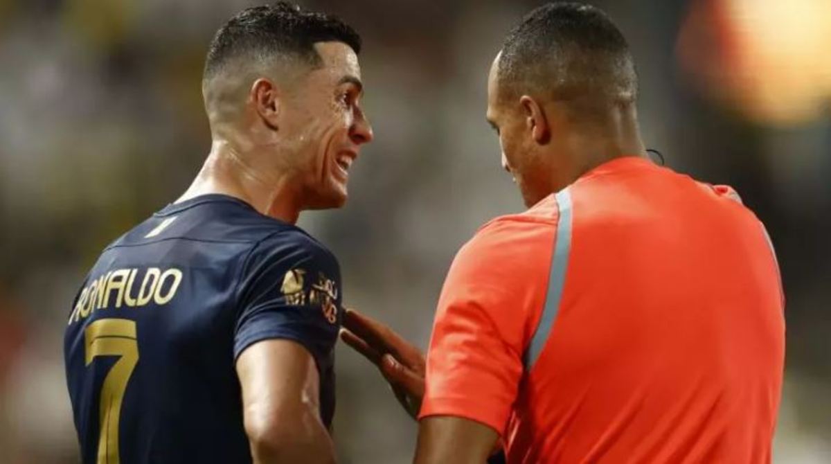 رونالدو از داور بازی النصر و الشباب توضیح خواست