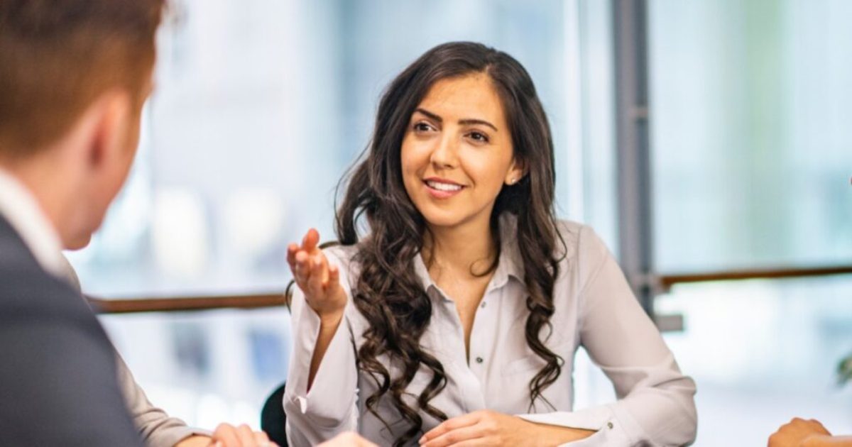 دوست دارید در جمع باهوش بنظر برسید؟ این ۱۱ عبارت را به کار ببرید