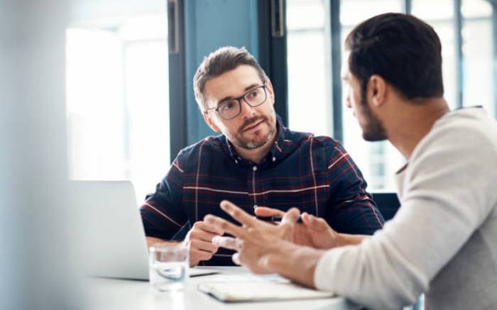 دوست دارید در جمع باهوش بنظر برسید؟ این ۱۱ عبارت را به کار ببرید