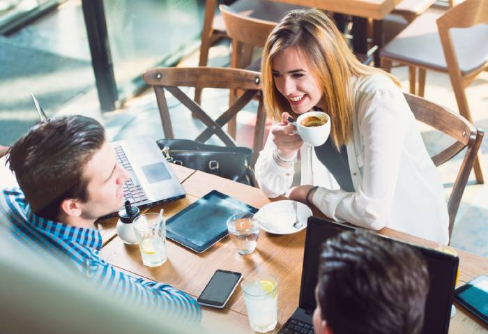 دوست دارید در جمع باهوش بنظر برسید؟ این ۱۱ عبارت را به کار ببرید