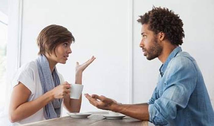 دوست دارید در جمع باهوش بنظر برسید؟ این ۱۱ عبارت را به کار ببرید