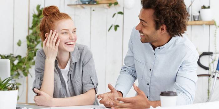 دوست دارید در جمع باهوش بنظر برسید؟ این ۱۱ عبارت را به کار ببرید