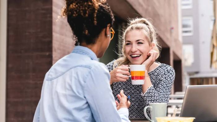 دوست دارید در جمع باهوش بنظر برسید؟ این ۱۱ عبارت را به کار ببرید