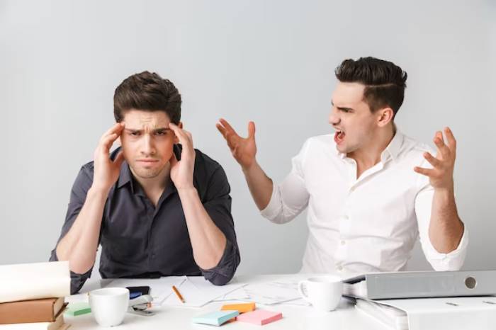 دوست دارید در جمع باهوش بنظر برسید؟ این ۱۱ عبارت را به کار ببرید