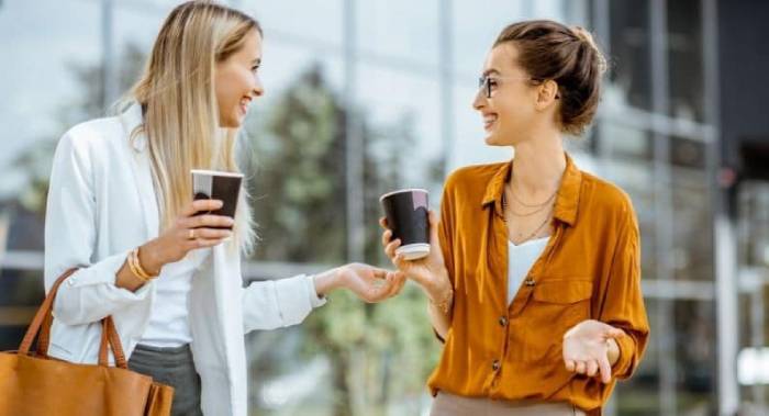 دوست دارید در جمع باهوش بنظر برسید؟ این ۱۱ عبارت را به کار ببرید
