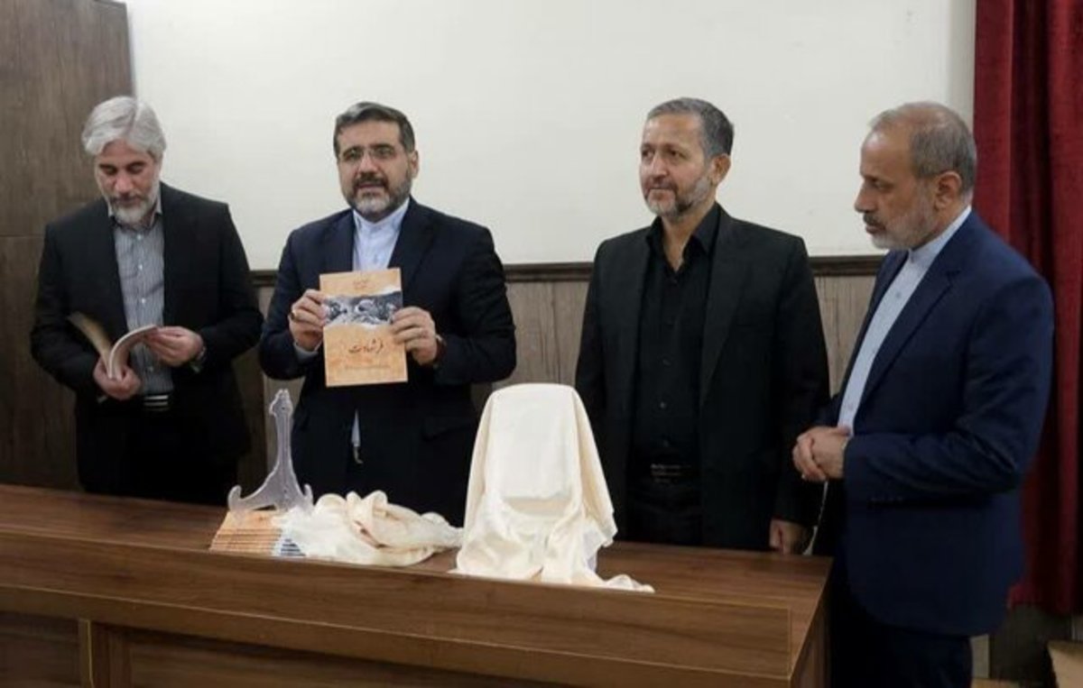 کتاب‌های «خال هندی» و «فر شهادت» رونمایی شدند