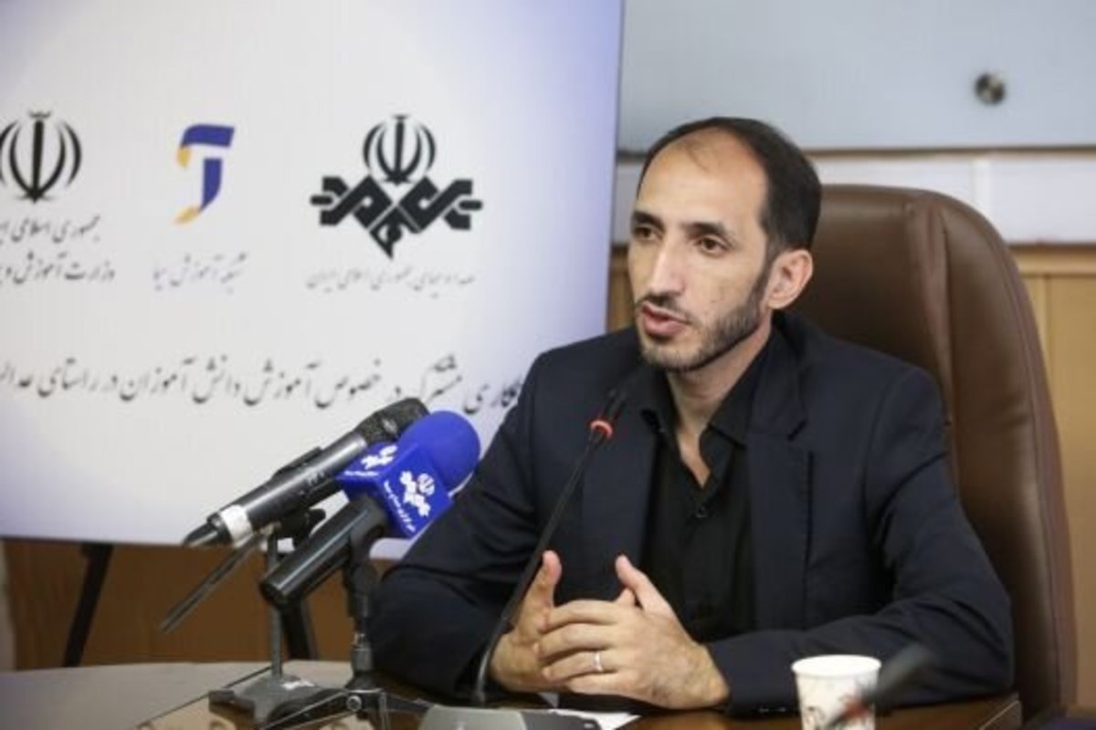 توزیع کتب درسی بین دانش‌آموزان/ افرادی که ثبت سفارش داشتند کتاب‌های خود را تحویل می‌گیرند