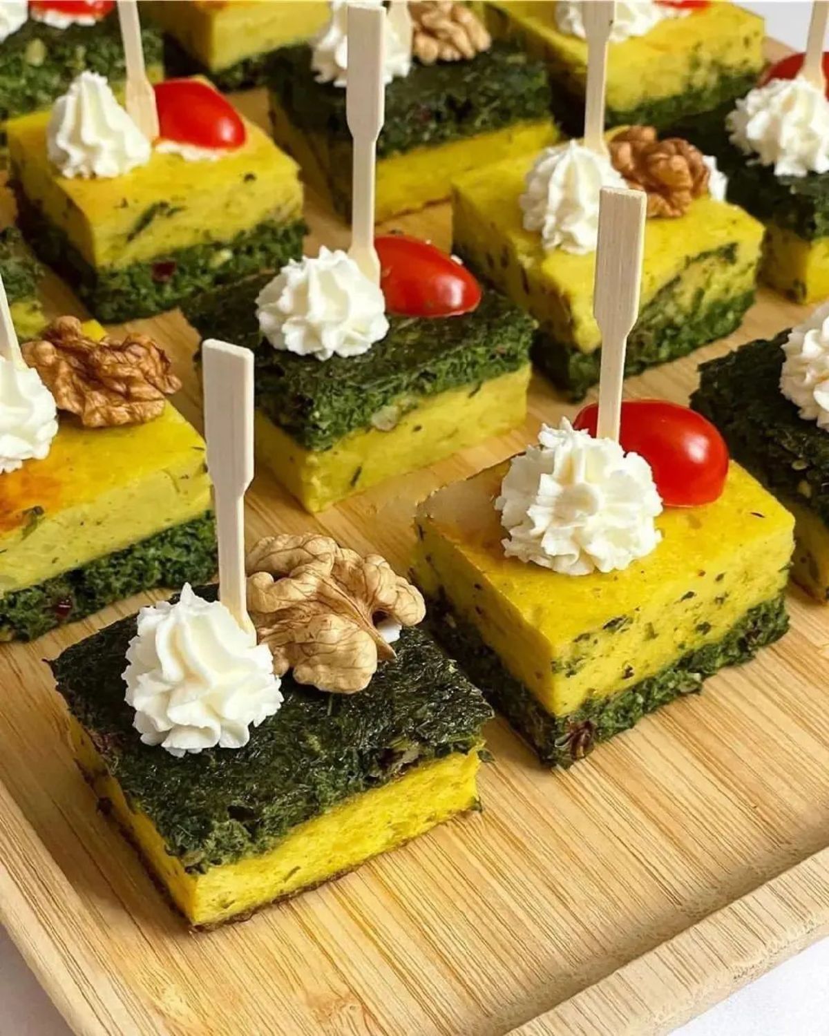 تازه عروس‌ها برای مهمانی‌های خاص این کوکوی مجلسی و دورنگ را آماده کنید