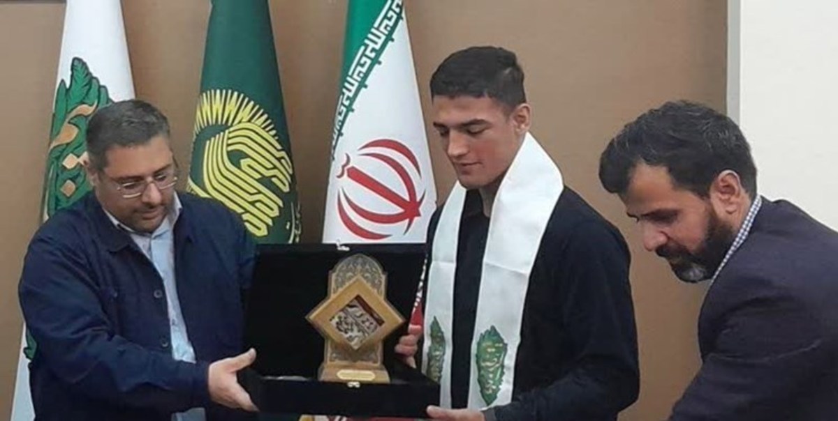 کشتی‌گیر مازندرانی مدال طلای خود را به حرم امام رضا (ع) اهدا کرد