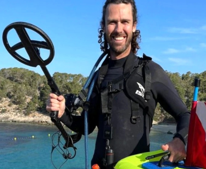 مردی که ۱۵ سال زندگی خود را وقف کشف اشیا عجیب و غریب زیر آب‌ها کرد