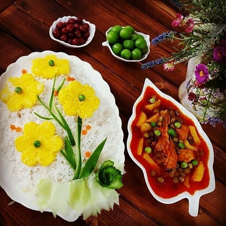 با مرغ و نخود فرنگی این خورشت محشر و فوق العاده خوشمزه را برای ناهار درست کنید