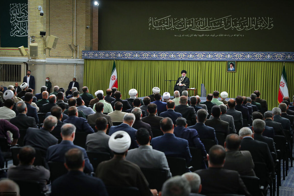 رهبر انقلاب: استان همدان در ماجرای عظیم انقلاب و دفاع مقدس بر افتخارات خود افزود