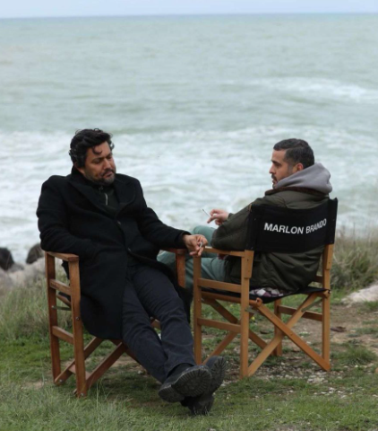 عکس/ ژست جالب حامد بهداد و بازگیر مشهور با سیگار کنار ساحل
