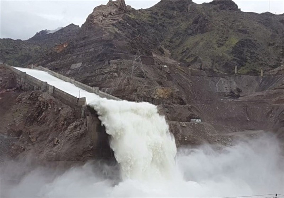 دریچه‌های سد گاران کردستان برای کنترل سیلاب احتمالی باز شد