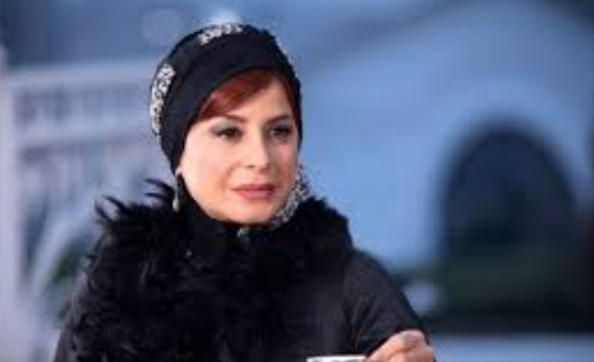 حضور جنجالی خانم بازیگر با آرایش غلیظ و جیغ در مراسم تشییع آتیلا پسیانی/عکس