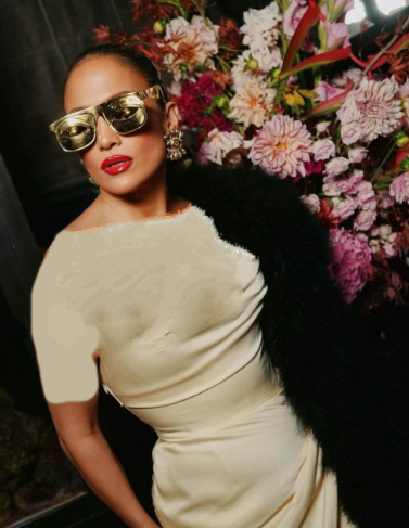 استایل دلبرانه جنیفر لوپز در افتتاحیه یک فروشگاه