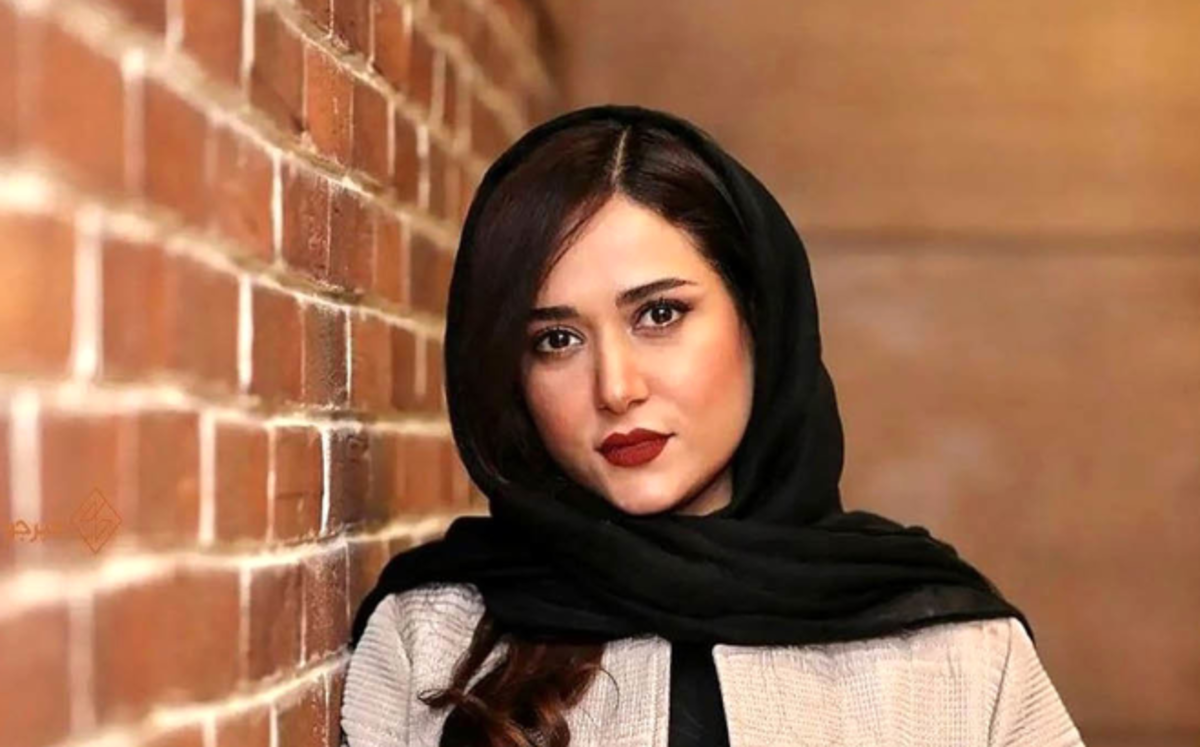 اشک‌های بی امان خانم بازیگر در مراسم به خاک سپردن پیکر داریوش مهرجویی دل سنگ را هم آب می‌کند/عکس