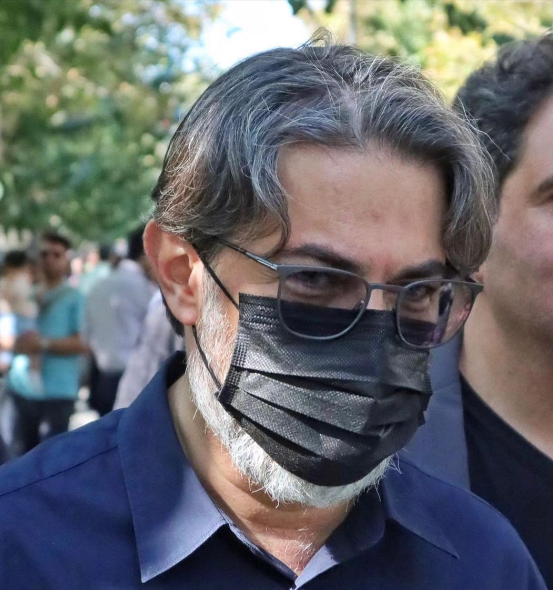 محجوب و صبور / تصاویری از پارسا پیروز فر در مراسم خاکسپاری داروش مهرجویی و همسرش