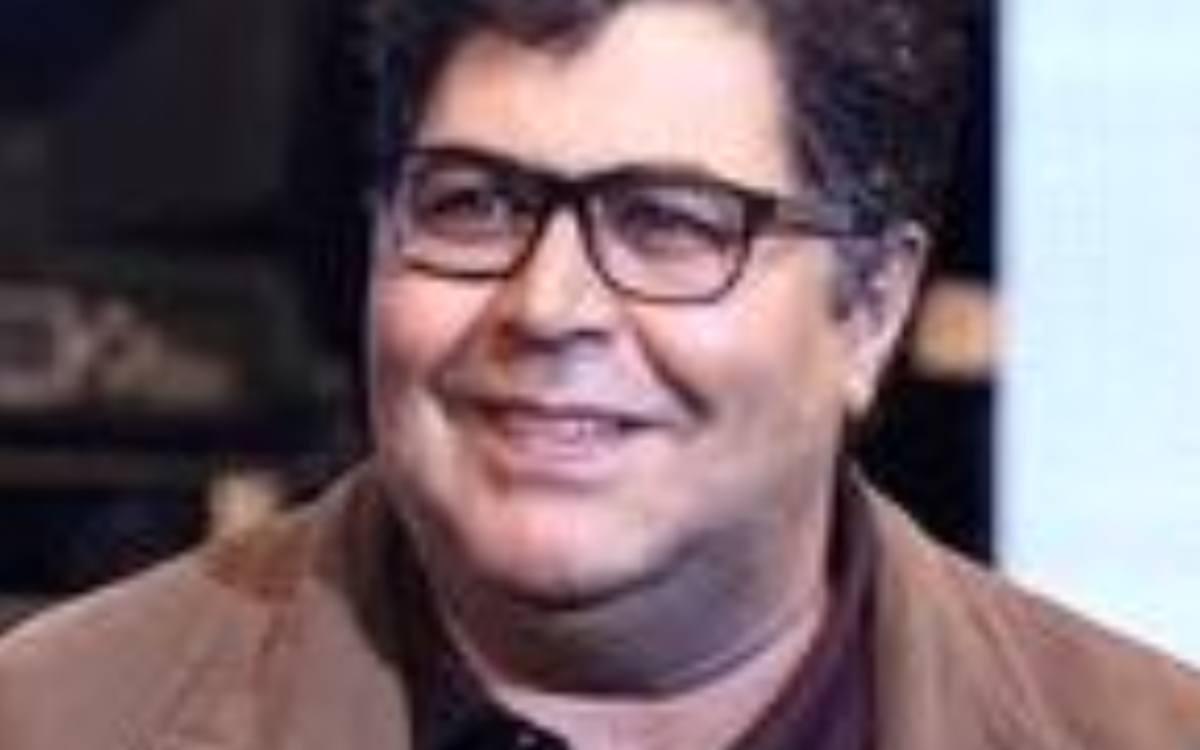 عکس منتشر شده از زجه‌های دردناک فرهاد اصلانی در مراسم خاکسپاری داریوش مهرجویی و همسرش