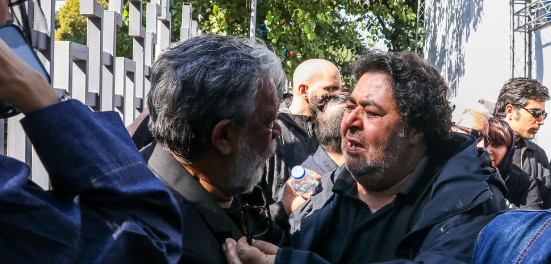 تصویری از گریههای دلخراش و ناراحت کننده فرهاد اصلانی در مراسم داریوش مهرجویی و همسرش تصویری از گریههای دلخراش و ناراحت کننده فرهاد اصلانی در مراسم داریوش مهرجویی و همسرش