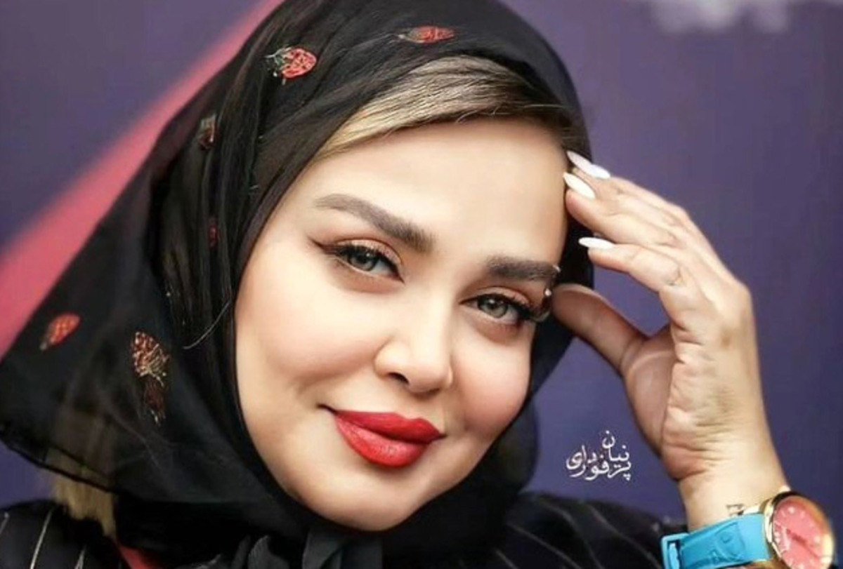 رقص بی شرمانه خانم بازیگر با استایلی نا متعارف در حضور دو مرد غریبه! +سند