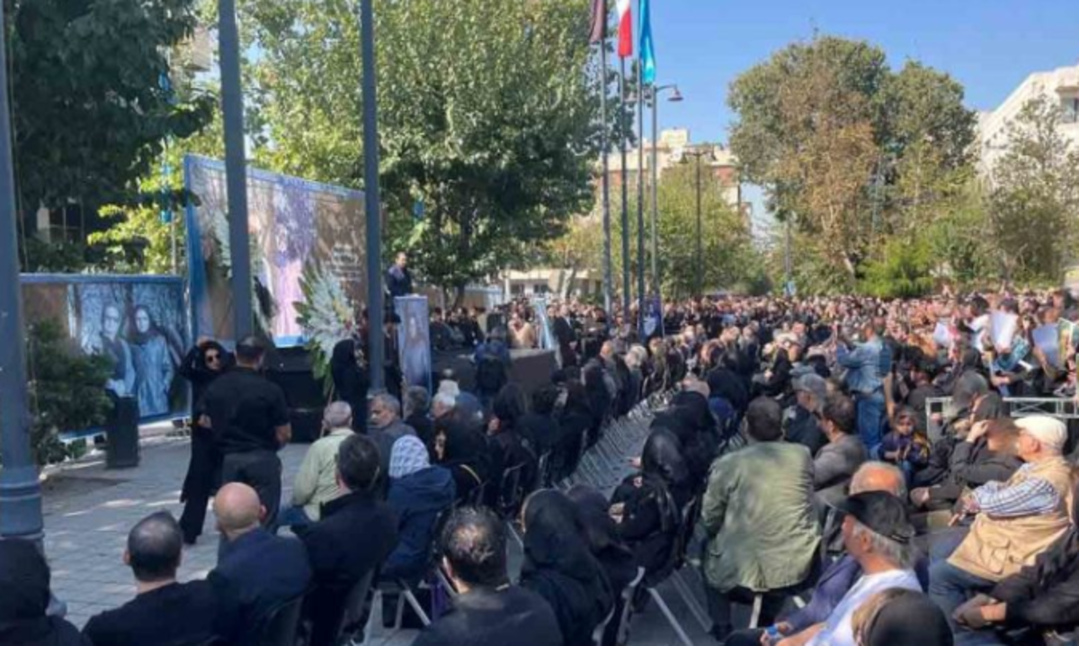 حضور مهران مدیری در مراسم به خاک سپردن مهرجویی و همسرش با وضعی آشفته و ناراحت کننده/عکس