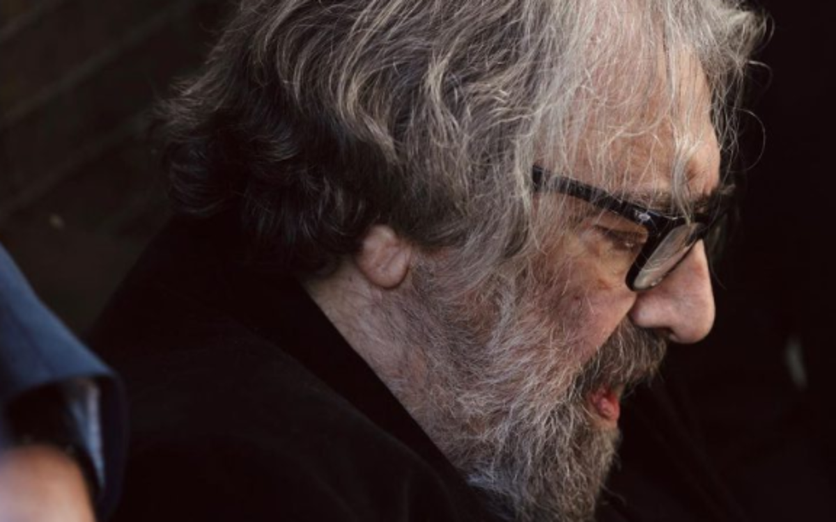 عکس منتشر شده از وداع غمگین مسعود کیمیایی از پیکر مهرجویی