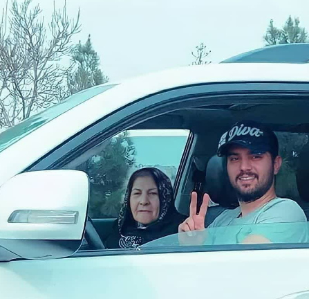 ژست جدید سینا مهراد به همراه مادرش در ماشین لاکچری و میلیاردی اش