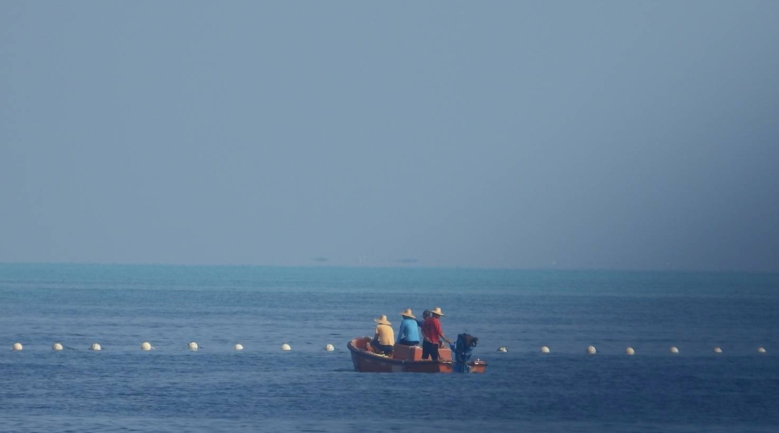 فیلیپین اقدام پکن در نصب مانع شناور در دریای چین جنوبی را محکوم کرد