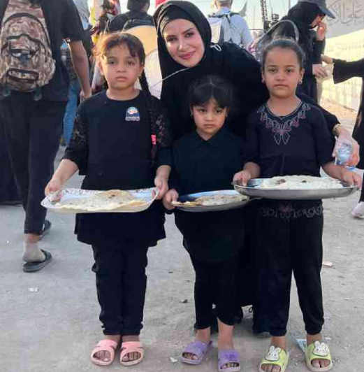 عکس یادگاری ملیکا زارعی با دختران موکب دار عراقی