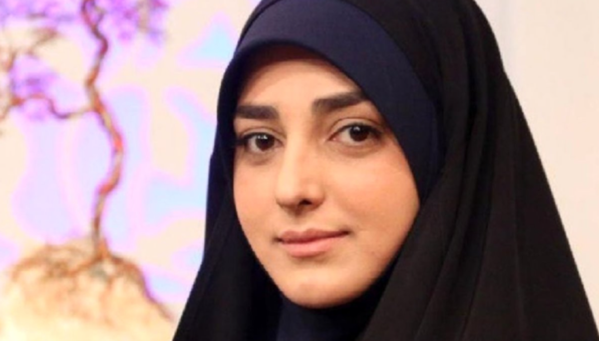 اهانت خانم مجری به جلسه مهم/بی شرمی اش را ببینید