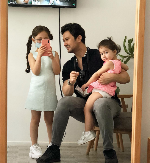 لوکس بازی شاهرخ استخری و پرنسسهای کوچکش! لوکس بازی شاهرخ استخری و پرنسسهای کوچکش!