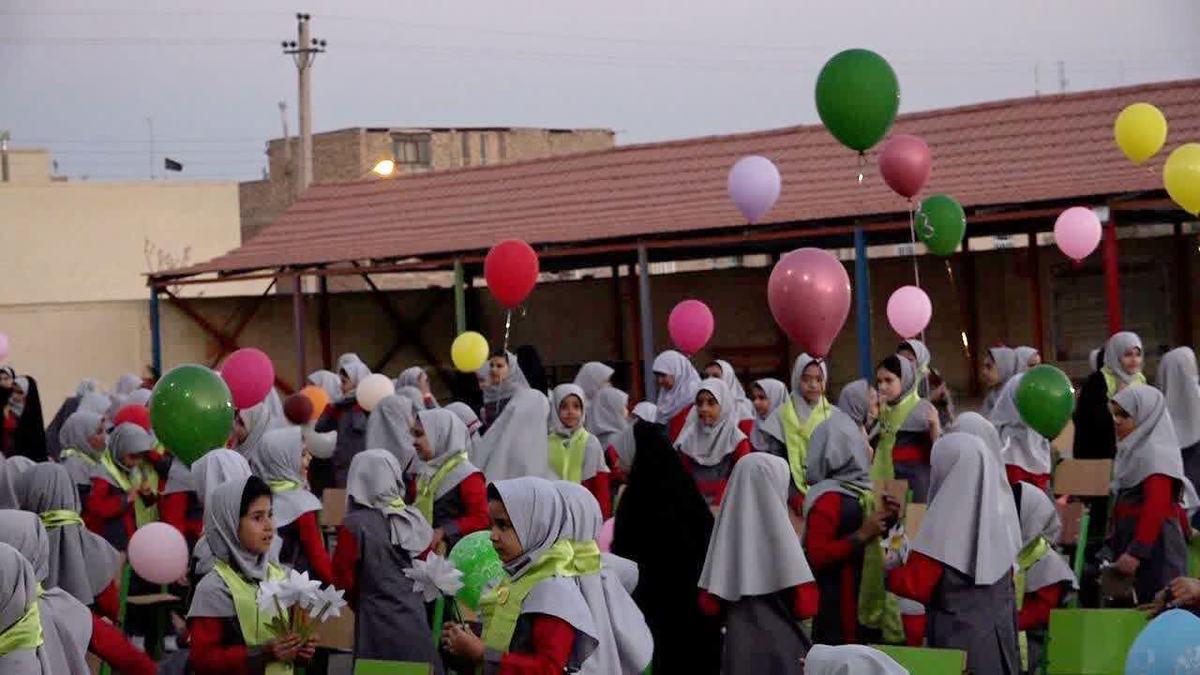 طنین لبیک یا مهدی در مدارس بافق